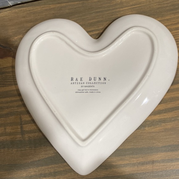 NWOT Rae Dunn XOXO heart plate - Picture 2 of 5